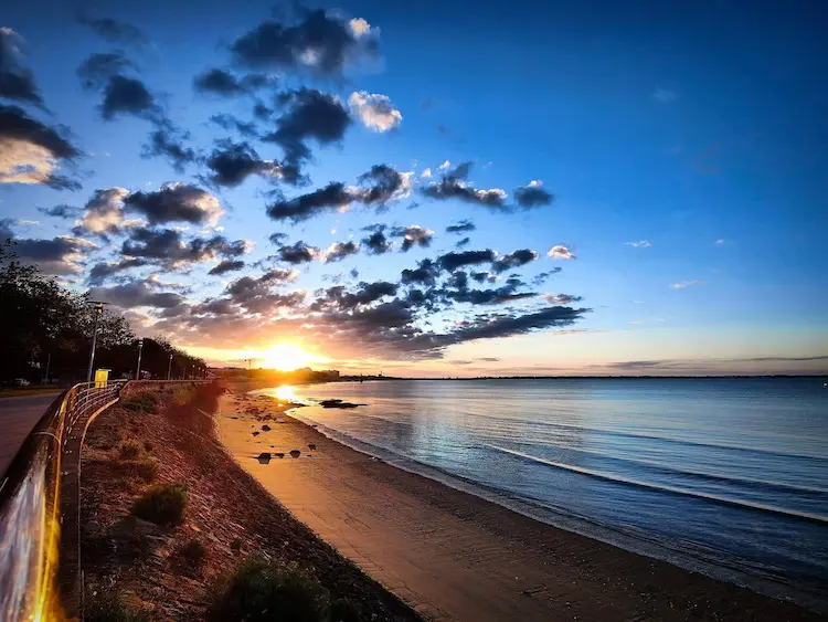 vue plage de l'ocean au soleil couchant