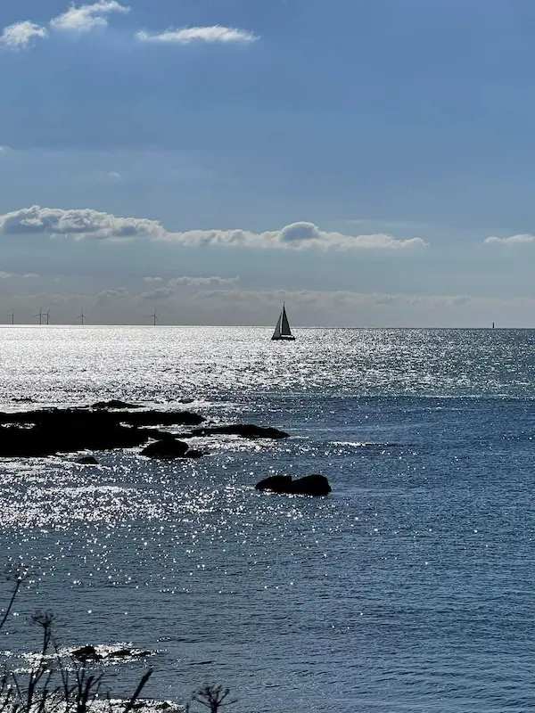bateau à voile au loin sur l'océan Atlantique