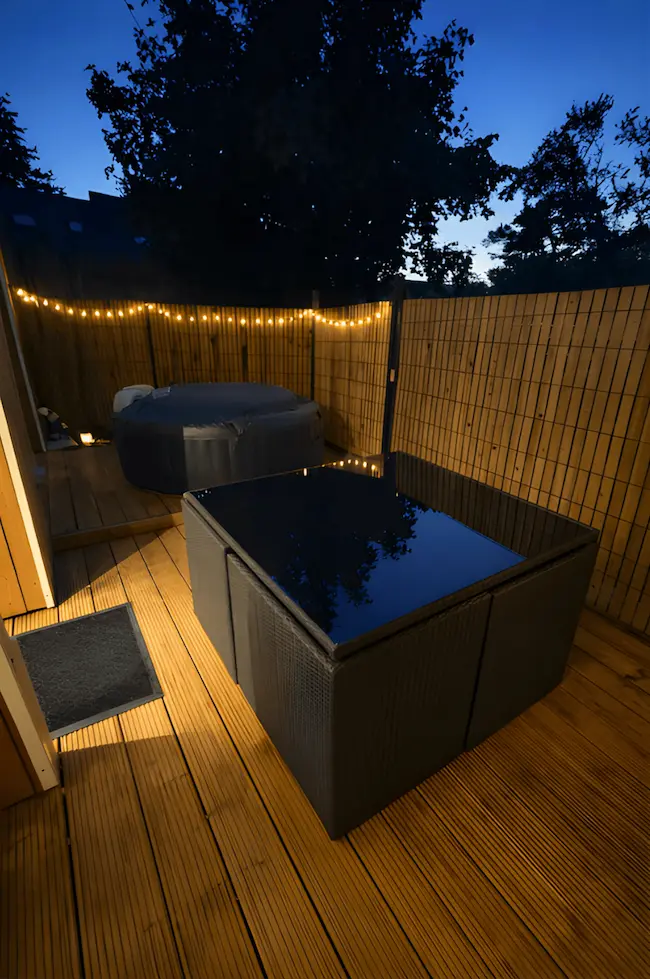 table et chaise d'extérieur vue de nuit