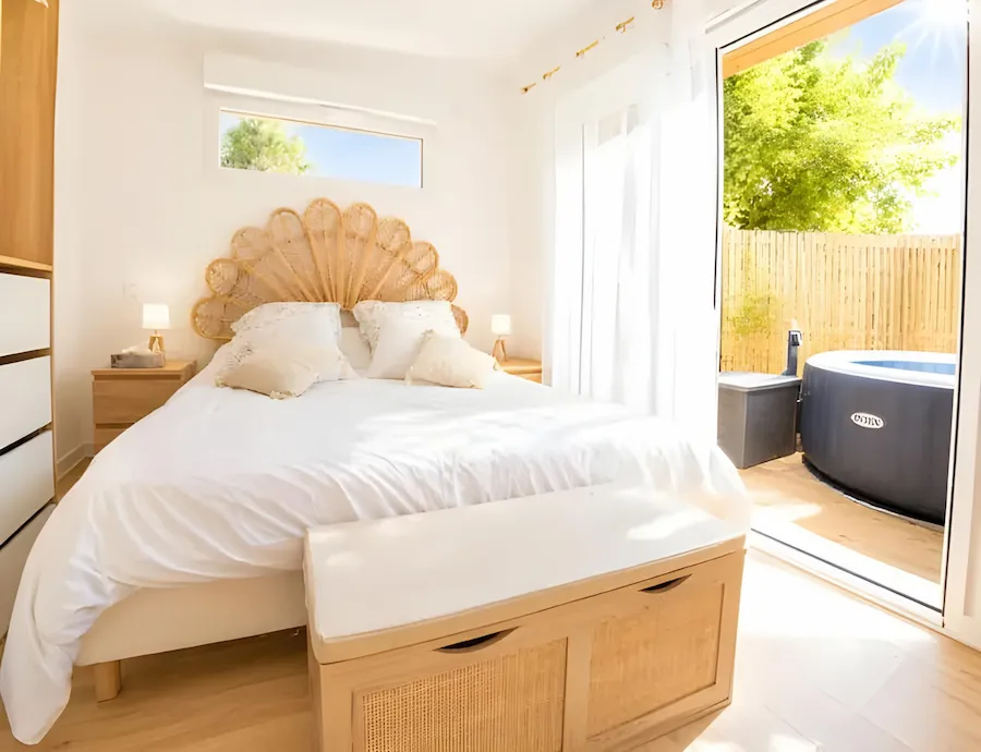 chambre lit double avec spa sur terrasse