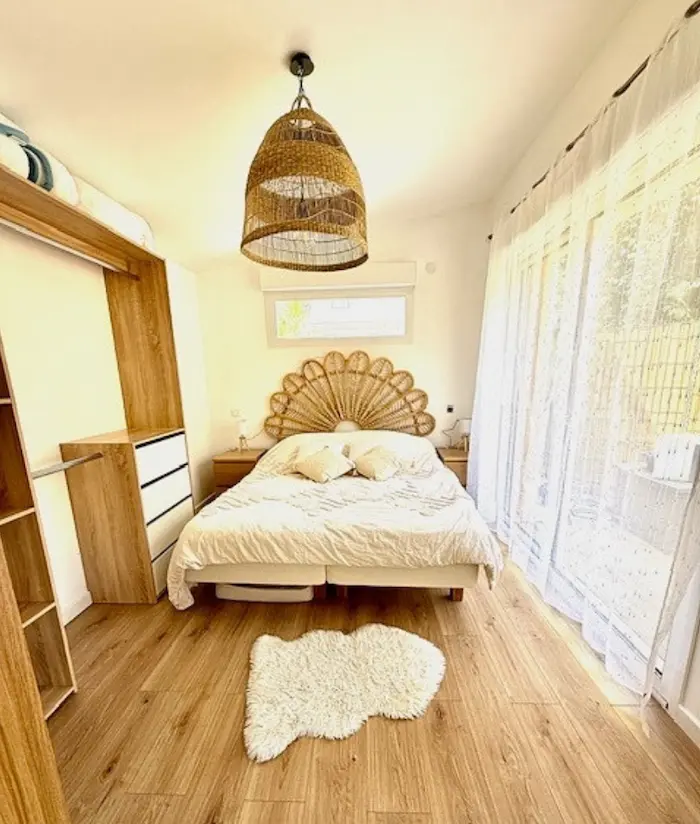 chambre avec vue sur le lit