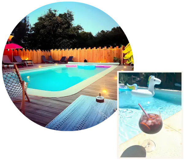 Piscine avec transats sur terrasse en bois et coktail dans verre posé en bord de piscine